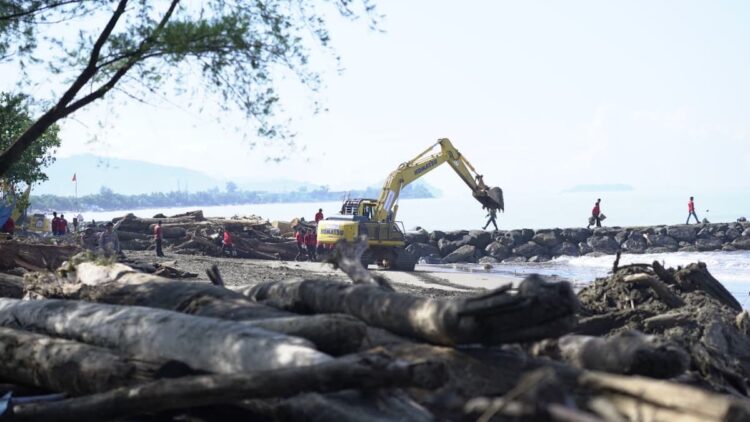 Pembersihan material sisa bencana di Pantai Morgan. (dok. istimewa)