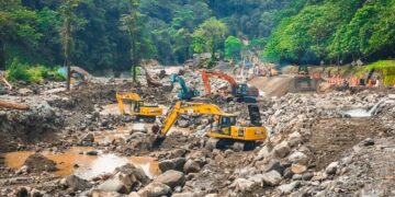 Pembukaan jalur yang terimbas longsor di kawasan jalur Lembah Anai. (dok. Hutama Karya)