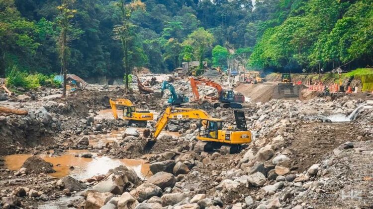 Hutama Karya Percepat Pemulihan Jalur Lembah Anai, Uji Coba Pembukaan Dimulai Kemarin 1 Pembukaan jalur yang terimbas longsor di kawasan jalur Lembah Anai. (dok. Hutama Karya)