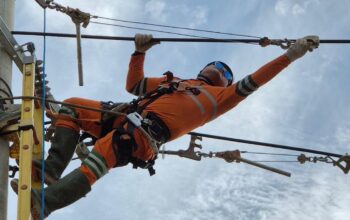Personel PLN melakukan penarikan kabel Saluran Udara Tegangan Menengah (SUTM) di Panton Labu, Aceh Utara. (dok. Humas PLN)