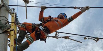 Personel PLN melakukan penarikan kabel Saluran Udara Tegangan Menengah (SUTM) di Panton Labu, Aceh Utara. (dok. Humas PLN)