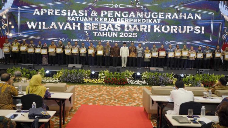 24 Satker ATR/BPN Terima Predikat WBK, Menteri Nusron Imbau untuk Jaga Kualitas Layanan 1 Penganugrahan Predikat Satker WBK Kementerian ATR/BPN, (dok. istimewa)