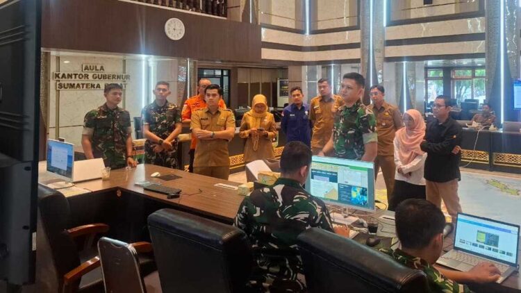 Pemprov Sumbar Ajak Pemerintah Kabupaten/Kota Terus Maksimalkan Pendataan Pengungsi 1 Pengecekan data kependudukan pascabencana di Sumbar. (dok. istimewa)