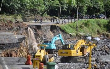 Pekerja mengoperasikan alat berat dalam penanganan jalan putus akibat banjir bandang di kawasan Mega Mendung, Lembah Anai, Tanah Datar, Sumatera Barat, Kamis (4/12/2025). (dok. ANTARA FOTO/Iggoy el Fitra/nz)