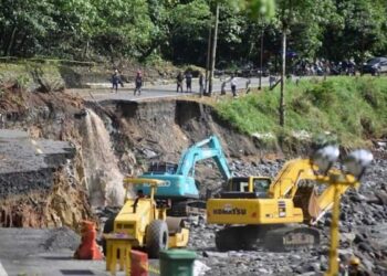 Pemprov Sumbar Perpanjang Status Tanggap Darurat hingga 22 Desember 2025 13 Pekerja mengoperasikan alat berat dalam penanganan jalan putus akibat banjir bandang di kawasan Mega Mendung, Lembah Anai, Tanah Datar, Sumatera Barat, Kamis (4/12/2025). (dok. ANTARA FOTO/Iggoy el Fitra/nz)