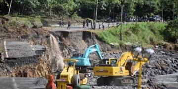 Pekerja mengoperasikan alat berat dalam penanganan jalan putus akibat banjir bandang di kawasan Mega Mendung, Lembah Anai, Tanah Datar, Sumatera Barat, Kamis (4/12/2025). (dok. ANTARA FOTO/Iggoy el Fitra/nz)