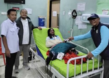 Pengurus KONI Sumbar jenguk atlet yang cedera saat berlaga. (dok. istimewa)