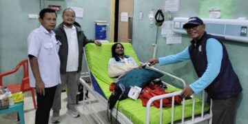 Waketum Bidang IT KONI Sumbar Jenguk Atlet Sepatu Roda Peraih Dua Emas yang Cedera Saat Kejurnas 13 Pengurus KONI Sumbar jenguk atlet yang cedera saat berlaga. (dok. istimewa)