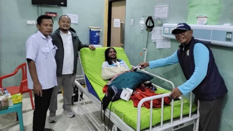 Waketum Bidang IT KONI Sumbar Jenguk Atlet Sepatu Roda Peraih Dua Emas yang Cedera Saat Kejurnas 1 Pengurus KONI Sumbar jenguk atlet yang cedera saat berlaga. (dok. istimewa)