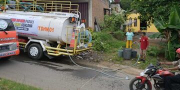 Penyaluran air bersih dari Semen Padang Peduli di Nagari Salareh Aia, Kabupaten Agam. (dok. istimewa)