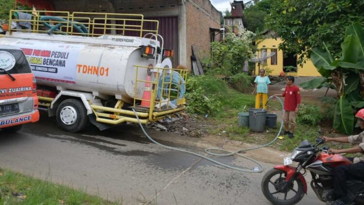Penyaluran air bersih dari Semen Padang Peduli di Nagari Salareh Aia, Kabupaten Agam. (dok. istimewa)