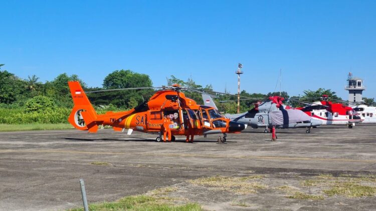 Akses Darat Terbatas, TNI AU Kirim Bantuan Banjir ke Agam Lewat Udara 1 Penyaluran bantuan ke wilayah terdampak bencana di Sumbar menggunakan helikopter. (dok. istimewa)