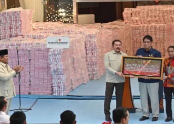 Presiden Prabowo Subianto (kiri) menyaksikan Jaksa Agung ST Burhanuddin (kedua kiri) menyerahkan secara simbolis uang hasil penagihan denda administratif kehutanan dan penyelamatan keuangan negara dari hasil tindak pidana korupsi kepada Menteri Keuangan Purbaya Yudhi Sadewa (kedua kanan) dan Menteri Kehutanan Raja Juli Antoni (kanan) di kompleks Kejaksaan Agung, Jakarta, Rabu (24/12/2025). ANTARA FOTO/Aditya Pradana Putra/nym.