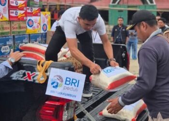 Penyerahan bantuan BRI Payakumbuh untuk masyarakat terdampak banjir di Limapuluh Kota. (dok. istimewa)