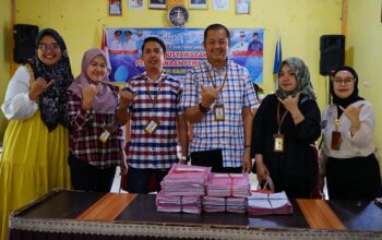 Penyerahan sertifikat PTSL Kajai oleh Kantah Pasbar. (dok. istimewa)