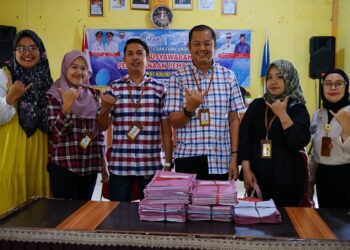 Penyerahan sertifikat PTSL Kajai oleh Kantah Pasbar. (dok. istimewa)