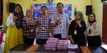 Penyerahan sertifikat PTSL Kajai oleh Kantah Pasbar. (dok. istimewa)