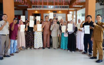 Penyerahan sertifikat redistribusi tanah di Sasak. (dok. Kantah Pasbar)