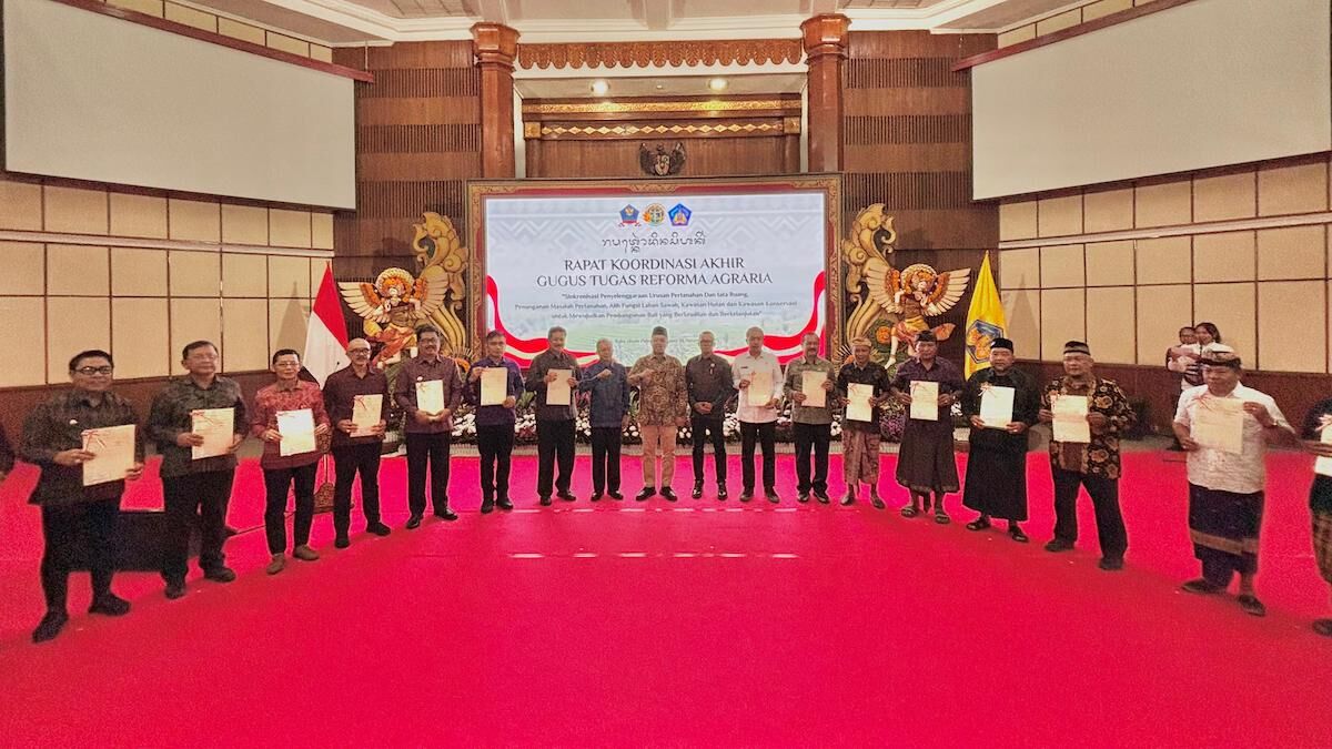 Penyerahan sertifikat tanah di Bali. (dok. istimewa)