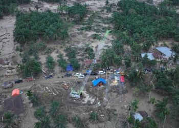 PLN juga memodifikasi alat berat atau crane menjadi tower darurat untuk mengganti salah satu tower yang terdampak bencana di jalur transmisi 150 kV Pangkalan Brandan - Langsa. (dok. Humas PLN)