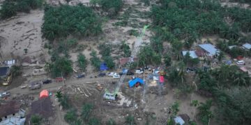 PLN juga memodifikasi alat berat atau crane menjadi tower darurat untuk mengganti salah satu tower yang terdampak bencana di jalur transmisi 150 kV Pangkalan Brandan - Langsa. (dok. Humas PLN)