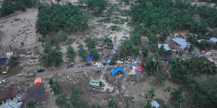 PLN juga memodifikasi alat berat atau crane menjadi tower darurat untuk mengganti salah satu tower yang terdampak bencana di jalur transmisi 150 kV Pangkalan Brandan - Langsa. (dok. Humas PLN)