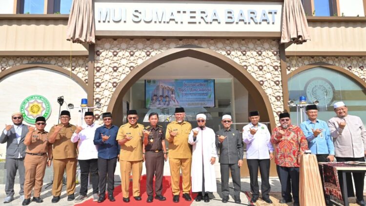 Gubernur Mahyeldi resmikan gedung MUI Sumbar. (dok. istimewa)