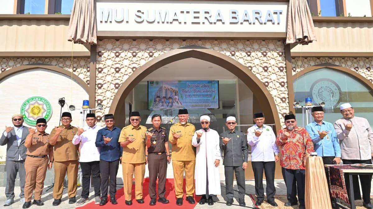 Gubernur Mahyeldi resmikan gedung MUI Sumbar. (dok. istimewa)