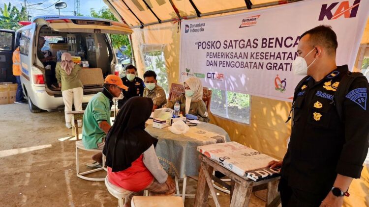 Periksa kesehatan gratis yang digelar oleh KAI Divre II Sumbar di Posko Satgas Bencana. (dok. Humas KAI)