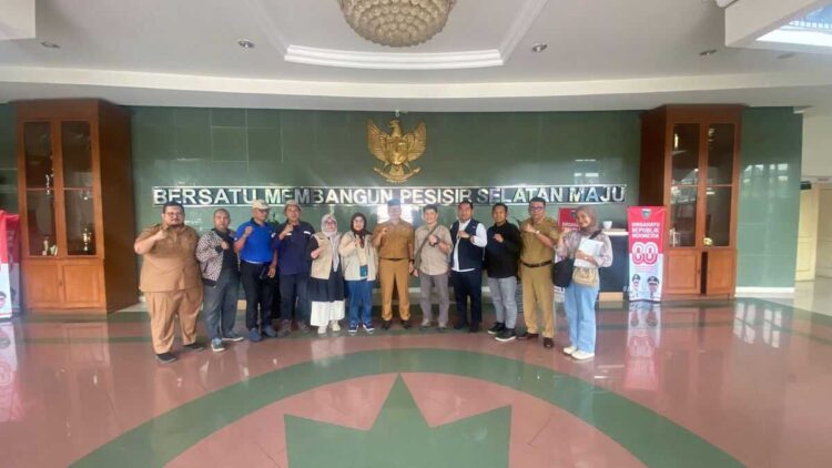 Bendahara KONI Pessel Dampingi Tim Tanggap Darurat ITB ke Lokasi Bencana 1 Persiapan tim KONI Pessel serahkan bantuan bencana. (dok. istimewa)