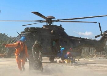 Petugas PLN bersama Personel TNI melakukan pendistribusian material tower, genset, dan bantuan di wilayah Bireuen, Aceh menggunakan helikopter, Minggu (30/11). (dok. Humas PLN)