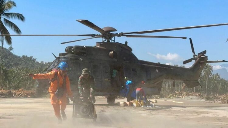 Kolaborasi Lintas Instansi, PLN Kebut Pemulihan Kelistrikan Aceh 1 Petugas PLN bersama Personel TNI melakukan pendistribusian material tower, genset, dan bantuan di wilayah Bireuen, Aceh menggunakan helikopter, Minggu (30/11). (dok. Humas PLN)