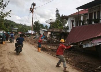 Petugas PLN lakukan penyalaan listrik di Agam pascabencana. (dok. Humas PLN)