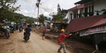 Agam Kembali Menyala, Sistem Kelistrikan Sumbar Pulih 100% Pascabencana 9 Petugas PLN lakukan penyalaan listrik di Agam pascabencana. (dok. Humas PLN)