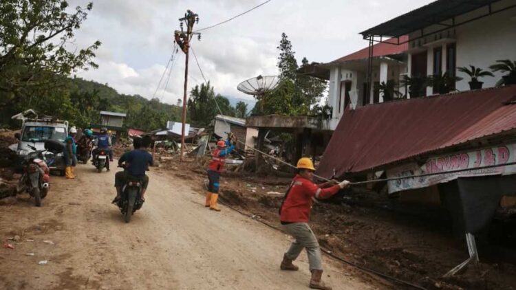 Petugas PLN lakukan penyalaan listrik di Agam pascabencana. (dok. Humas PLN)