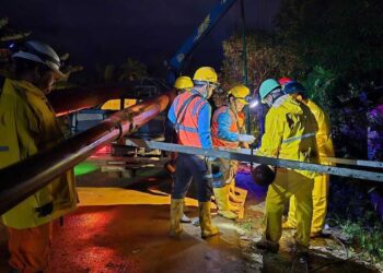 Petugas PLN berjibaku di lokasi terdampak, bekerja all out menembus medan sulit dan cuaca ekstrem untuk memulihkan pasokan listrik Sibolga, Sumatera Utara.. (dok. Humas PLN)