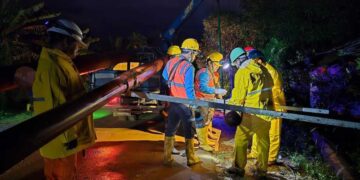 Petugas PLN berjibaku di lokasi terdampak, bekerja all out menembus medan sulit dan cuaca ekstrem untuk memulihkan pasokan listrik Sibolga, Sumatera Utara.. (dok. Humas PLN)