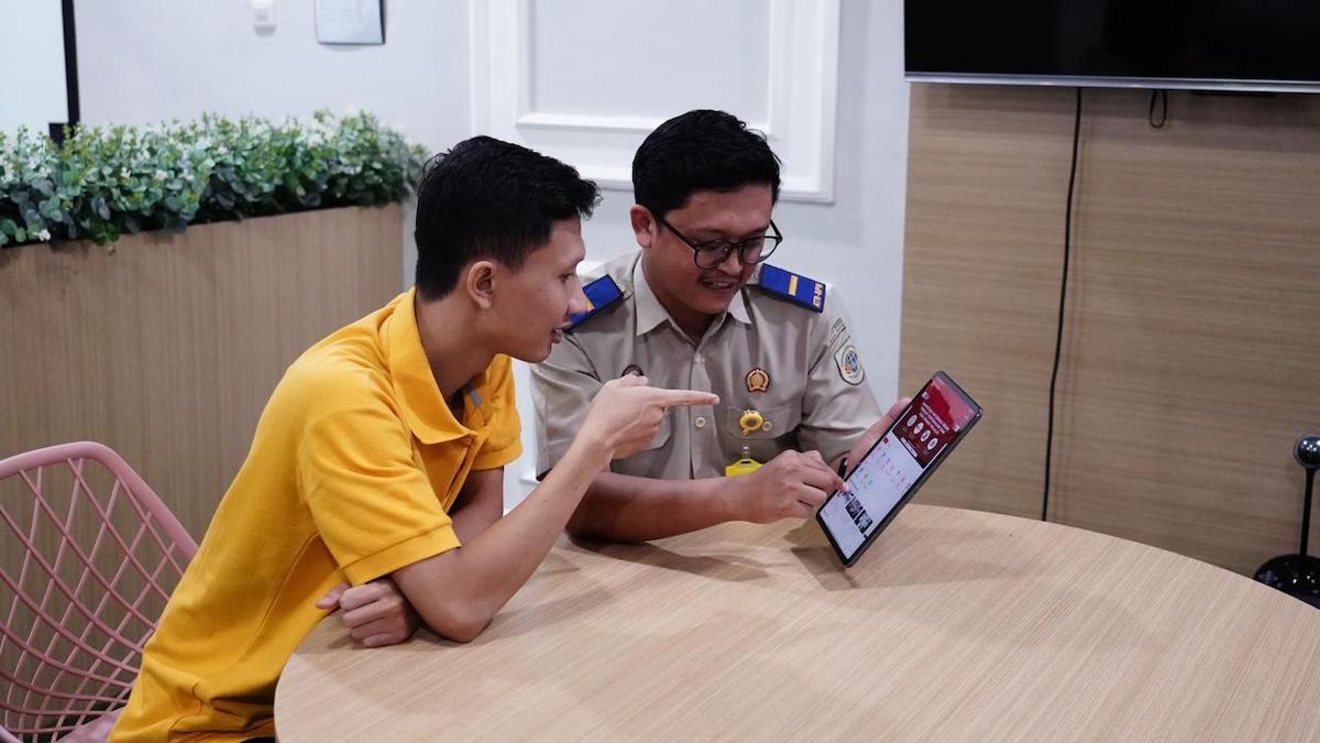 Petugas di Kantor Pertanahan menjelaskan cara penggunaan aplikasi sentuh tanahku. (dok. istimewa)