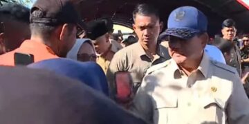 37 Ribu Rumah Rusak, Presiden Prabowo Kucurkan Anggaran Huntap Rp60 Juta per Unit 9 Presiden Prabowo datang ke posko dan dapur umum korban galodo di Padang Pariaman. (dok. tangkapan layar)