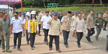 Presiden Prabowo Tinjau Langsung Jalan Nasional Putus di Lembah Anai