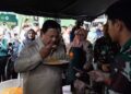 Presiden Prabowo Cicipi Nasi Goreng Relawan di Posko Bencana Agam, "Rasanya Enak" 14 Presiden Prabowo menikmati nasi goreng di Posko Bencana Agam. (dok. tangkapan layar)