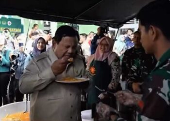 Presiden Prabowo menikmati nasi goreng di Posko Bencana Agam. (dok. tangkapan layar)
