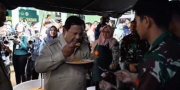 Presiden Prabowo Cicipi Nasi Goreng Relawan di Posko Bencana Agam, "Rasanya Enak" 13 Presiden Prabowo menikmati nasi goreng di Posko Bencana Agam. (dok. tangkapan layar)