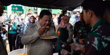 Presiden Prabowo Cicipi Nasi Goreng Relawan di Posko Bencana Agam, "Rasanya Enak" 13 Presiden Prabowo menikmati nasi goreng di Posko Bencana Agam. (dok. tangkapan layar)