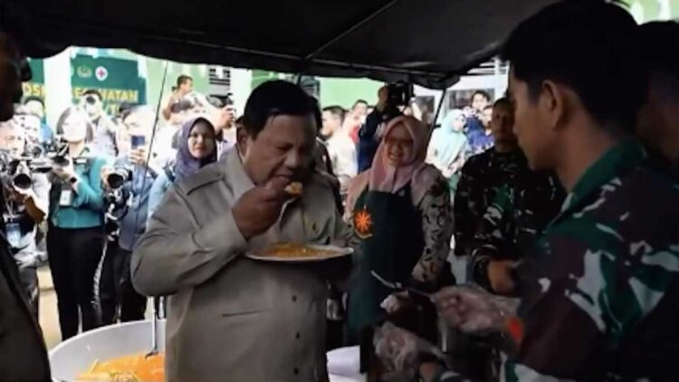 Presiden Prabowo menikmati nasi goreng di Posko Bencana Agam. (dok. tangkapan layar)