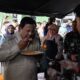 Presiden Prabowo menikmati nasi goreng di Posko Bencana Agam. (dok. tangkapan layar)