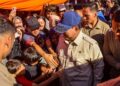 Presiden Prabowo saat mendatangi dapur umum dan posko korban terdampak bencana di Padang Pariaman. (dok. istimewa)