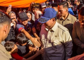 Presiden Prabowo saat mendatangi dapur umum dan posko korban terdampak bencana di Padang Pariaman. (dok. istimewa)