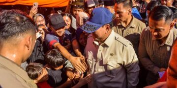 Prabowo Perintahkan Percepatan Pembangunan Huntara dan Huntap Korban Bencana di Sumatera 13 Presiden Prabowo saat mendatangi dapur umum dan posko korban terdampak bencana di Padang Pariaman. (dok. istimewa)