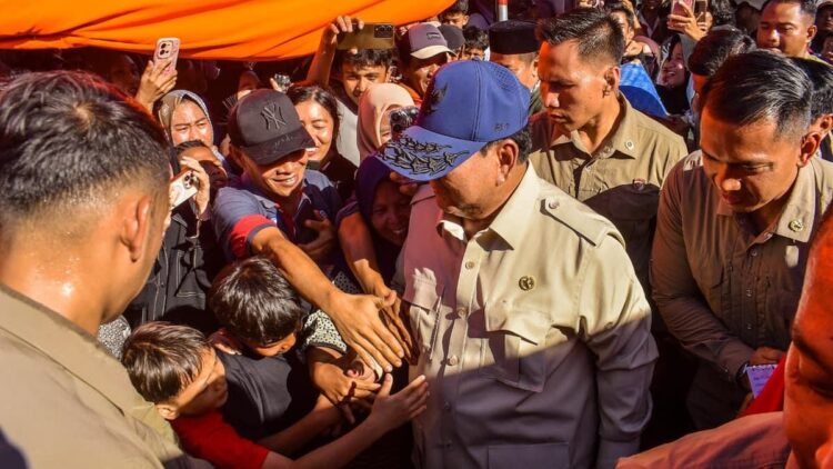Presiden Prabowo Janji Bangun Kembali Infrastruktur dan Rumah yang Rusak Akibat Bencana di Sumbar 1 Presiden Prabowo saat mendatangi dapur umum dan posko korban terdampak bencana di Padang Pariaman. (dok. istimewa)